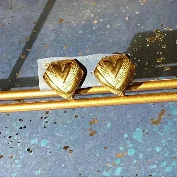 Monet signed gold tone V -Shape Earrings Smooth& Textured Art Decor Clip on 3/4” - Picture 3 of 4